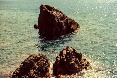 Okyanustaki dalgaların desenleri ve köpükleri, analog renk film tekniğiyle çekiliyor.