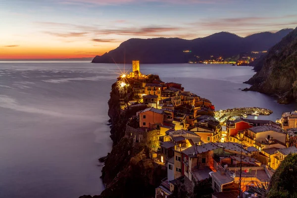 Ночь Спускающаяся Деревню Вернацца Cinque Terre Италии — стоковое фото