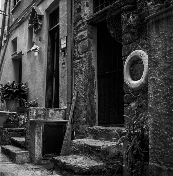 Die Enge Gasse Vernazza Den Cinque Terre Italien Gedreht Schwarz — Stockfoto