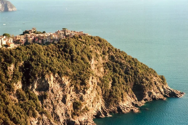 Приближаясь Деревне Корнилья Cinque Terre Италии Летом Днем Снятый Аналоговой — стоковое фото