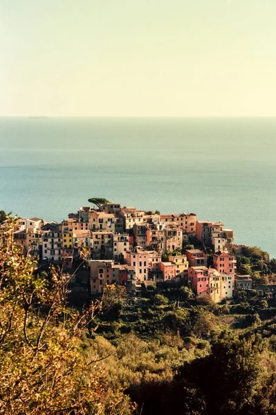 Närmar Sig Byn Corniglia Cinque Terre Italien Sommareftermiddag Fotograferad Med — Stockfoto