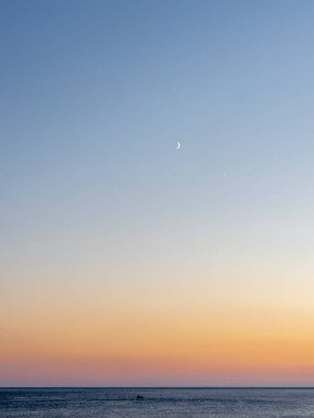 Cinque Terre 'de Manarola' nın önündeki Akdeniz 'de benzer renkli film tekniğiyle çekilen bir balıkçı teknesi.