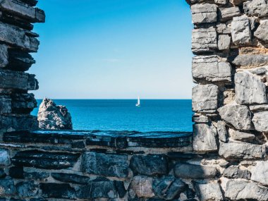 İtalya 'da Porto Venere' de bir kalenin penceresinden görülen bir yelkenli teknesi.