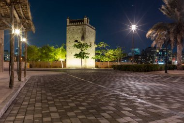 Eski Dubai 'deki Al Fahidi bölgesinde binalar ve dükkanlar