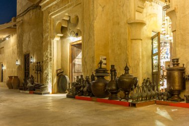 Eski Dubai 'deki Al Fahidi bölgesinde binalar ve dükkanlar