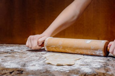 İtalya 'da elle tagliatelle makarna yapmak.