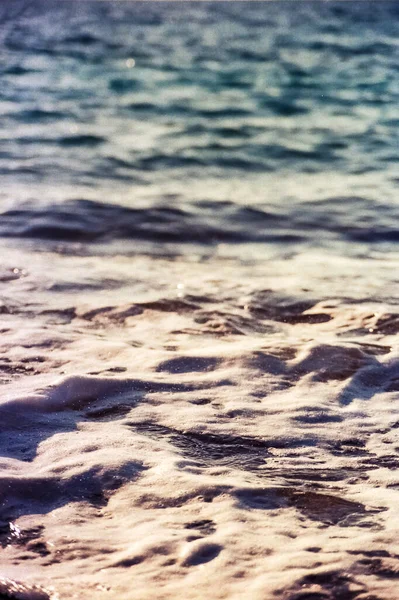 Padrões Espuma Ondas Oceano Filmado Com Técnica Filme Colorido Analógico — Fotografia de Stock