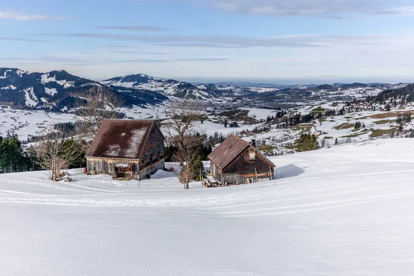 Cabană Izolată Vară Grajduri Agricole Înalte Alpii Elvețieni Acoperite Zăpadă — Fotografie, imagine de stoc