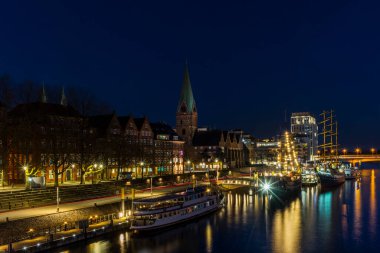 Bremen 'in binalar, köprüler ve nehirde yansıyan gemileriyle gece görüşü