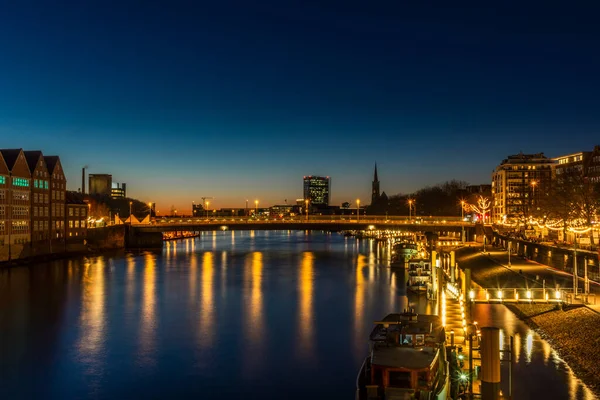 Vista Noturna Bremen Com Edifícios Pontes Navios Que Refletem Rio — Fotografia de Stock