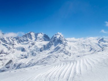 Alp zirveleri ve Piz Corvatsch kayak alanında buzullar.