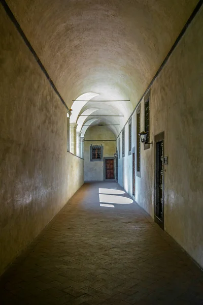 Ένας Άδειος Διάδρομος Ένα Παλιό Μοναστήρι Στην Τοσκάνη — Φωτογραφία Αρχείου