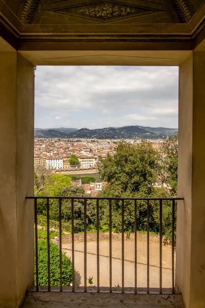 Baharda bir pencereden Floransa manzarası
