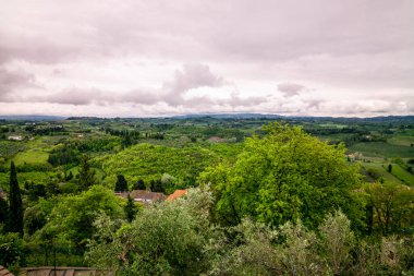 Tuscany 'de San Miniato Kilisesi' nin üzerinde bir fırtına toplanıyor.