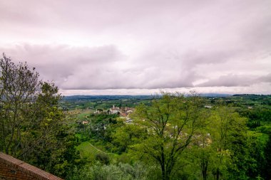 Tuscany 'de San Miniato Kilisesi' nin üzerinde bir fırtına toplanıyor.