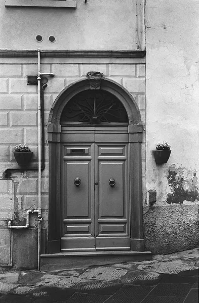 Old Wooden Door Medieval Town San Miniato Tuscany Shot Analogue — Stock Photo, Image