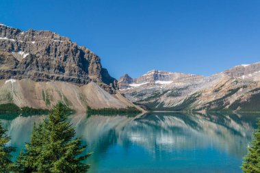 Alberta Kanada 'daki Icefield Parkway boyunca Bow Gölü' nde yansımalar