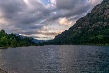 Yazın Vancouver Adası 'ndaki Strathcona İl Parkı' ndaki Buttle Gölü manzarası