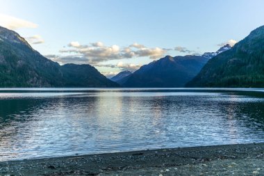 Yazın Vancouver Adası 'ndaki Strathcona İl Parkı' ndaki Buttle Gölü manzarası