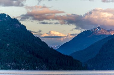 Yazın Vancouver Adası 'ndaki Strathcona İl Parkı' ndaki Buttle Gölü manzarası