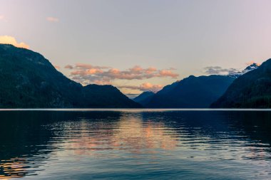 Yazın Vancouver Adası 'ndaki Strathcona İl Parkı' ndaki Buttle Gölü manzarası