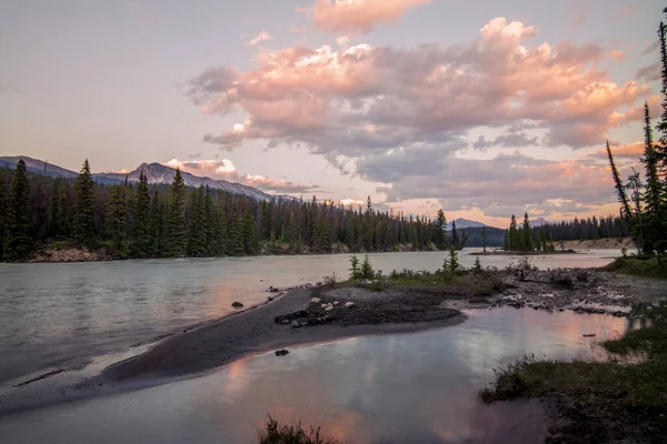 Naplemente Athabasca Folyón Kanadai Jasper Nemzeti Parkban — Stock Fotó