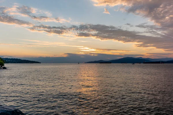 Ηλιοβασίλεμα Στη Θάλασσα Μπροστά Από Βανκούβερ Πλοία Μεταφοράς Εμπορευματοκιβωτίων Ιστιοφόρα — Φωτογραφία Αρχείου