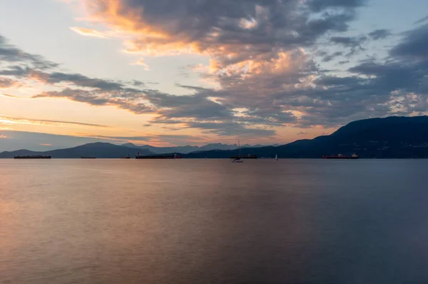 Ηλιοβασίλεμα Στη Θάλασσα Μπροστά Από Βανκούβερ Πλοία Μεταφοράς Εμπορευματοκιβωτίων Ιστιοφόρα — Φωτογραφία Αρχείου
