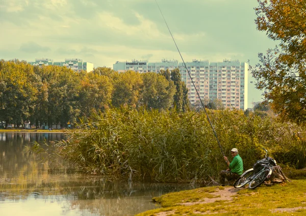 都市公園での釣り ロイヤリティフリーのストック画像
