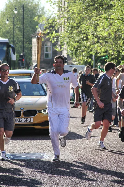 Olimpiyat Meşalesi ile koşan adam