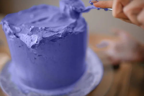 Pasta dekorasyonu süreci.