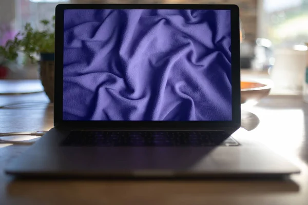 Texture de tissu dans la couleur de l'année sur un écran d'ordinateur portable. Images De Stock Libres De Droits
