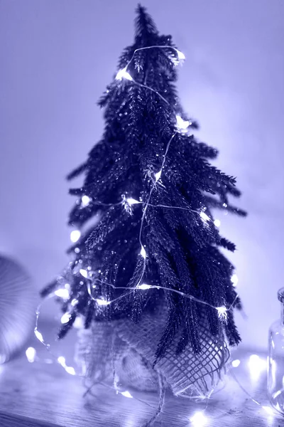 Arbre de Noël en couleur violet tendance. Image En Vente