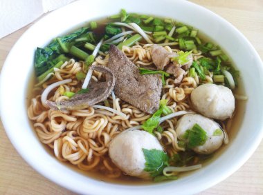 Domuz eti ve domuz topu ile Tay tarzı erişte