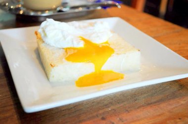 Çılbır beyaz ekmek üzerinde