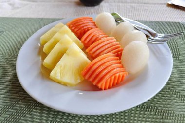 Tropikal meyveler - Rambutan, ananas, papaya