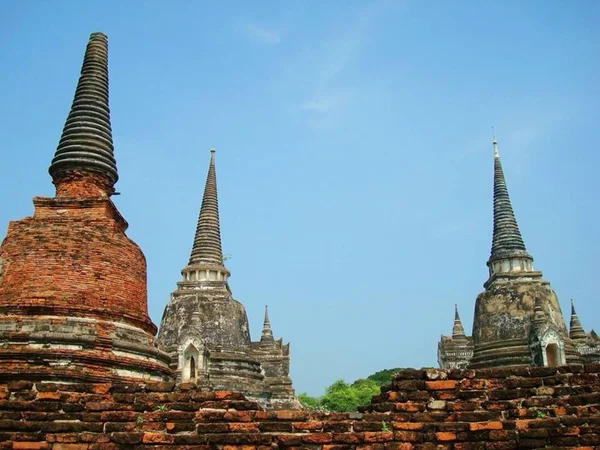 태국 수코타이 역사 공원의 폐허가 된 불교 탑 — 스톡 사진