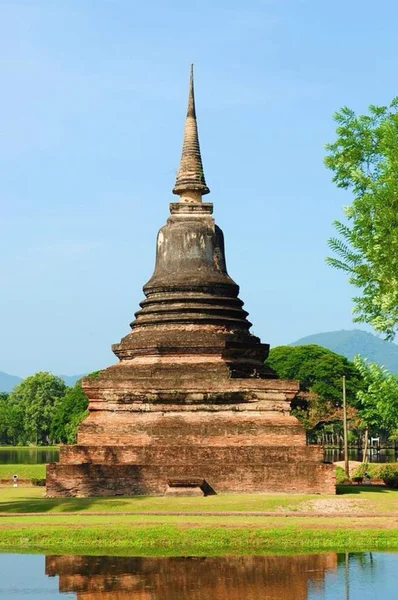 Pagoda buddista rovinata nel parco storico di Sukhothai, Thailandia — Foto Stock