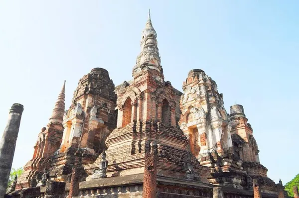 Rozená buddhistická Pagoda v historickém parku Sukhothai, Thajsko — Stock fotografie