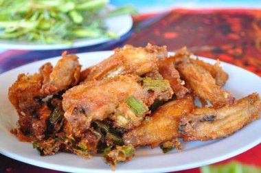 Tay tarzı gıda - kızarmış tavuk kanatları