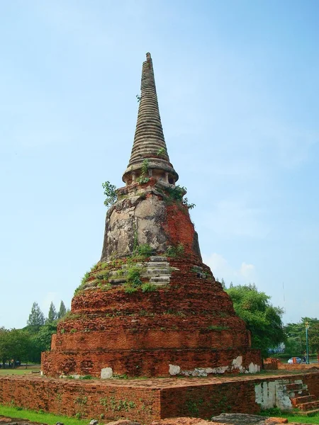 수코타이 역사 공원에서 파괴 된 불교 탑, 태국 — 스톡 사진