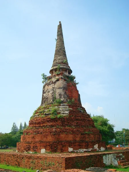 Pagoda budista arruinada en el parque histórico de Sukothai, Tailandia —  Fotos de Stock