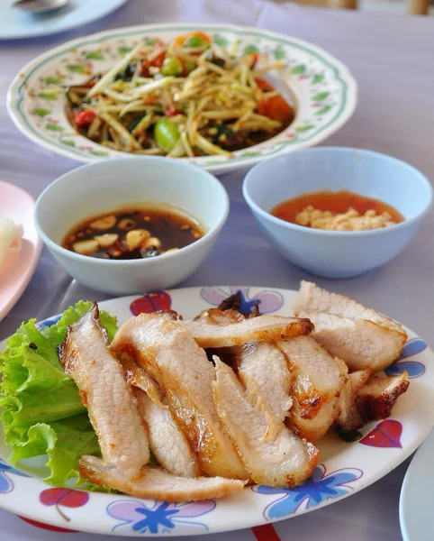 タイ風焼き豚肉とパパイヤサラダ — ストック写真