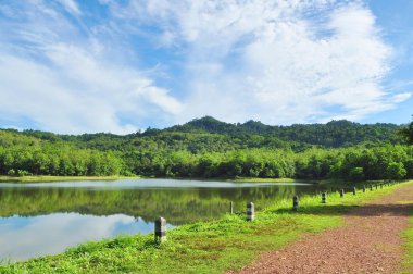 Tayland Güzel Manzara, göl ve dağ