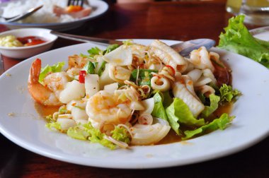 Tay tarzı Karışık deniz ürünleri baharatlı salata