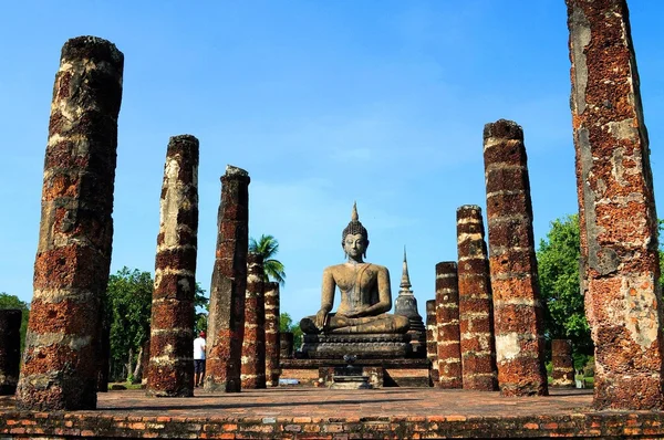 Una vieja imagen de Buda en el parque histórico de Sukhothai - Tailandia — Foto de Stock