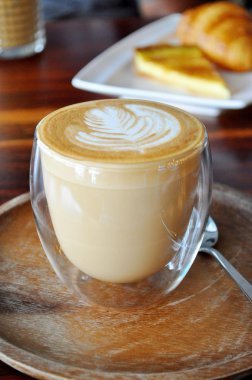 bir fincan sıcak kahve latte sanat ile