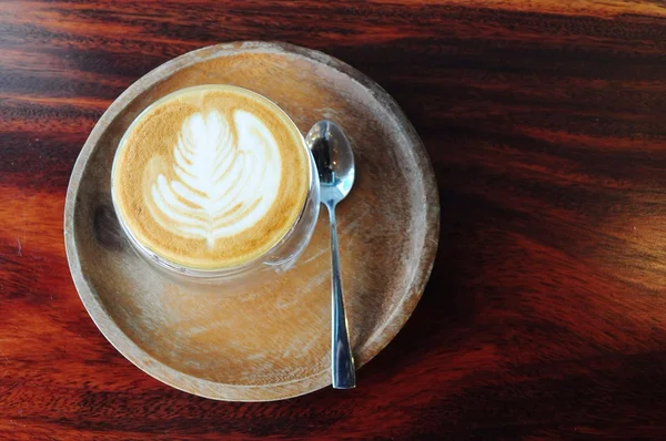 Een kop warme koffie met latte art — Stockfoto