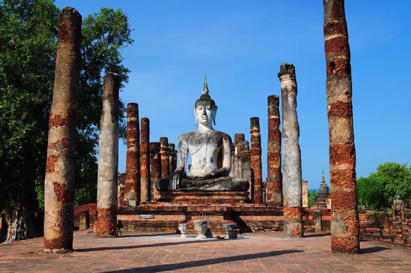 Ruine des Buddha-Bildes im Sukhothai historischen Park, Thailand — Stockfoto