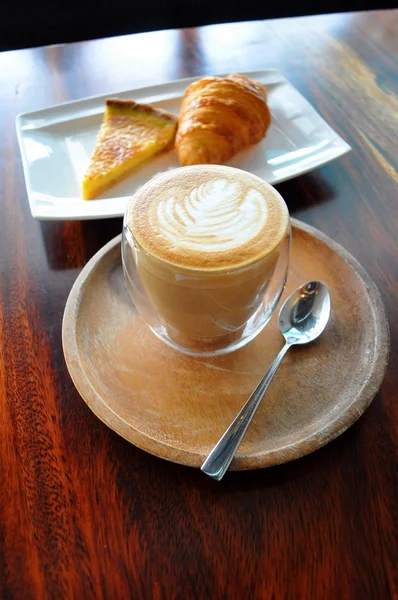 Café chaud avec croissant et tarte au citron — Photo